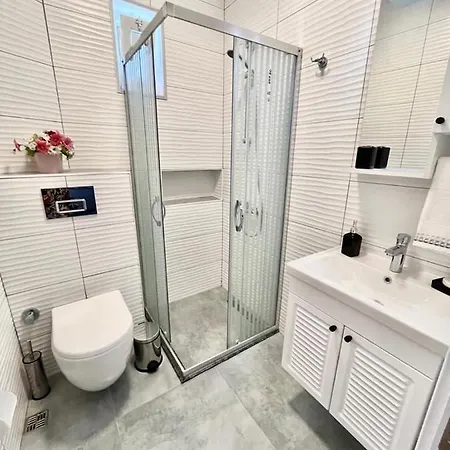 Bodrum-turgutreis Merkezde Plaja 50 Metre Uzaklikta 1 Ve 2 Numarali Daireler * بودروم