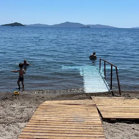 Bodrum-turgutreis Merkezde Plaja 50 Metre Uzaklikta 1 Ve 2 Numarali Daireler